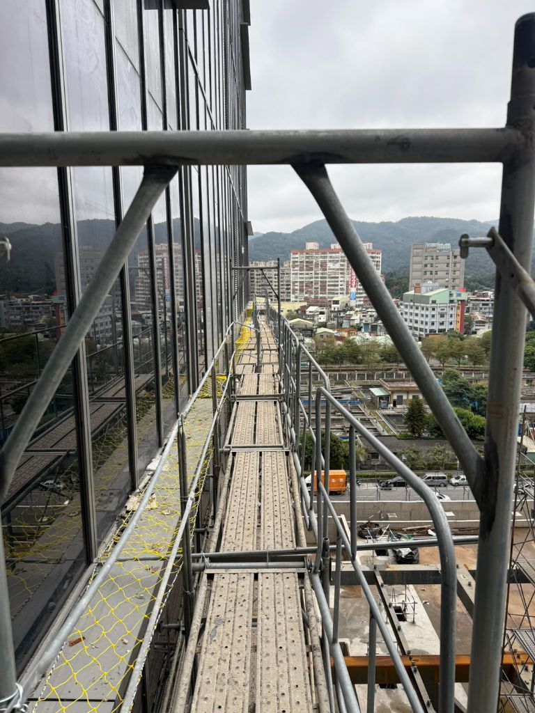 高層外牆施工架俯視走道